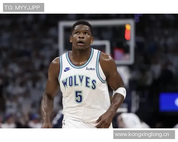 爱德华兹首节状态低迷5投0中仅得5分4篮板3助攻表现令人失望