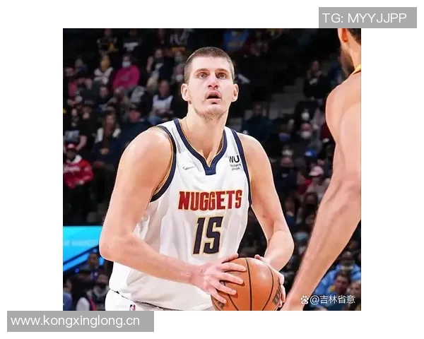 约基奇背靠背两场仅得9篮板却展现出准三双实力引发球迷热议